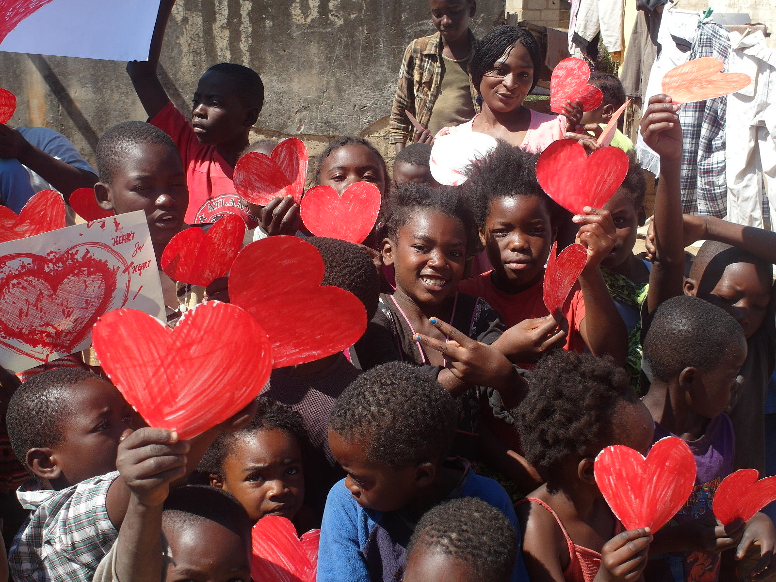 Kalingalinga Primary school schildren being students with heart