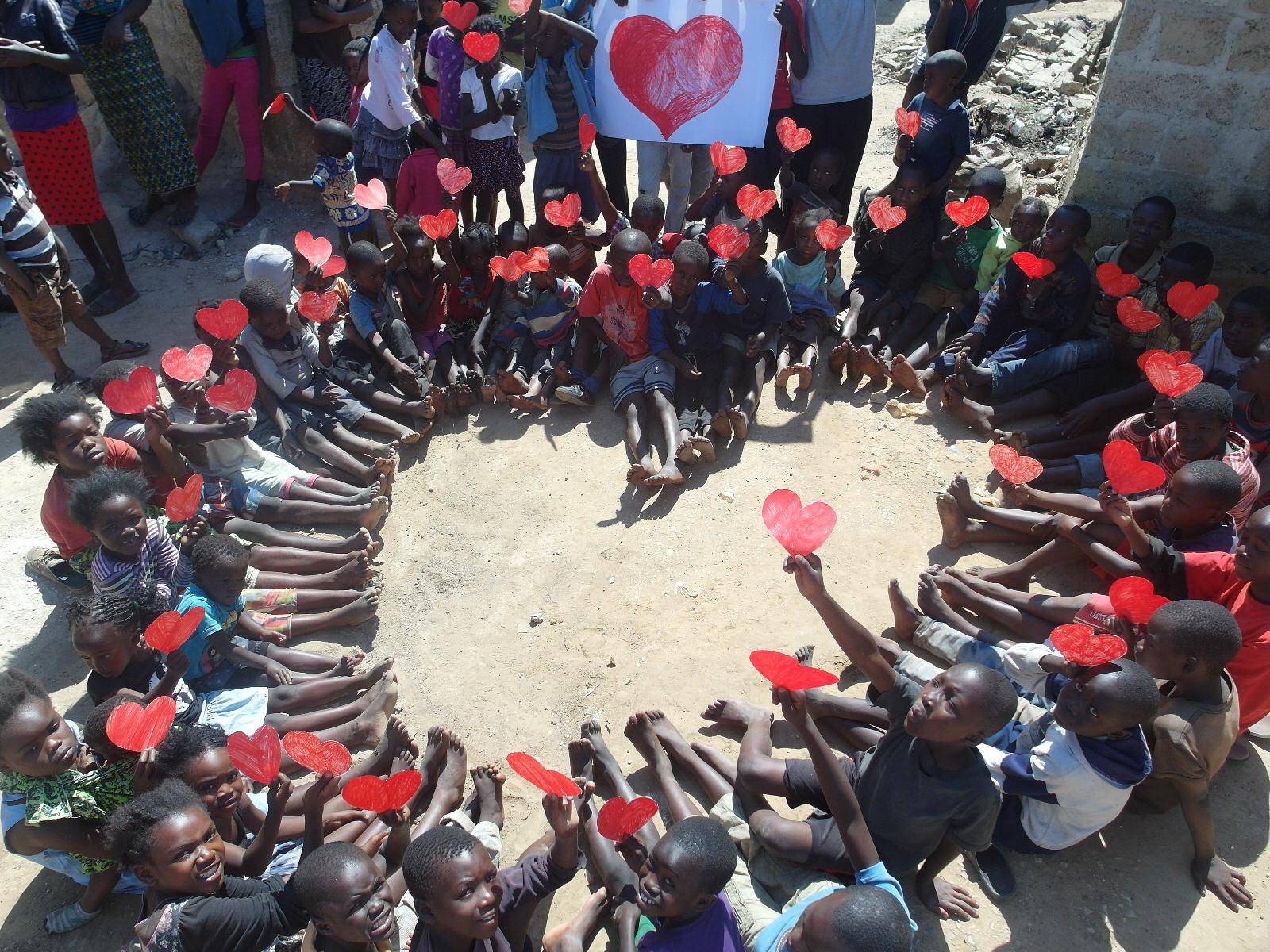 Kalingalinga Primary school schildren being students with heart