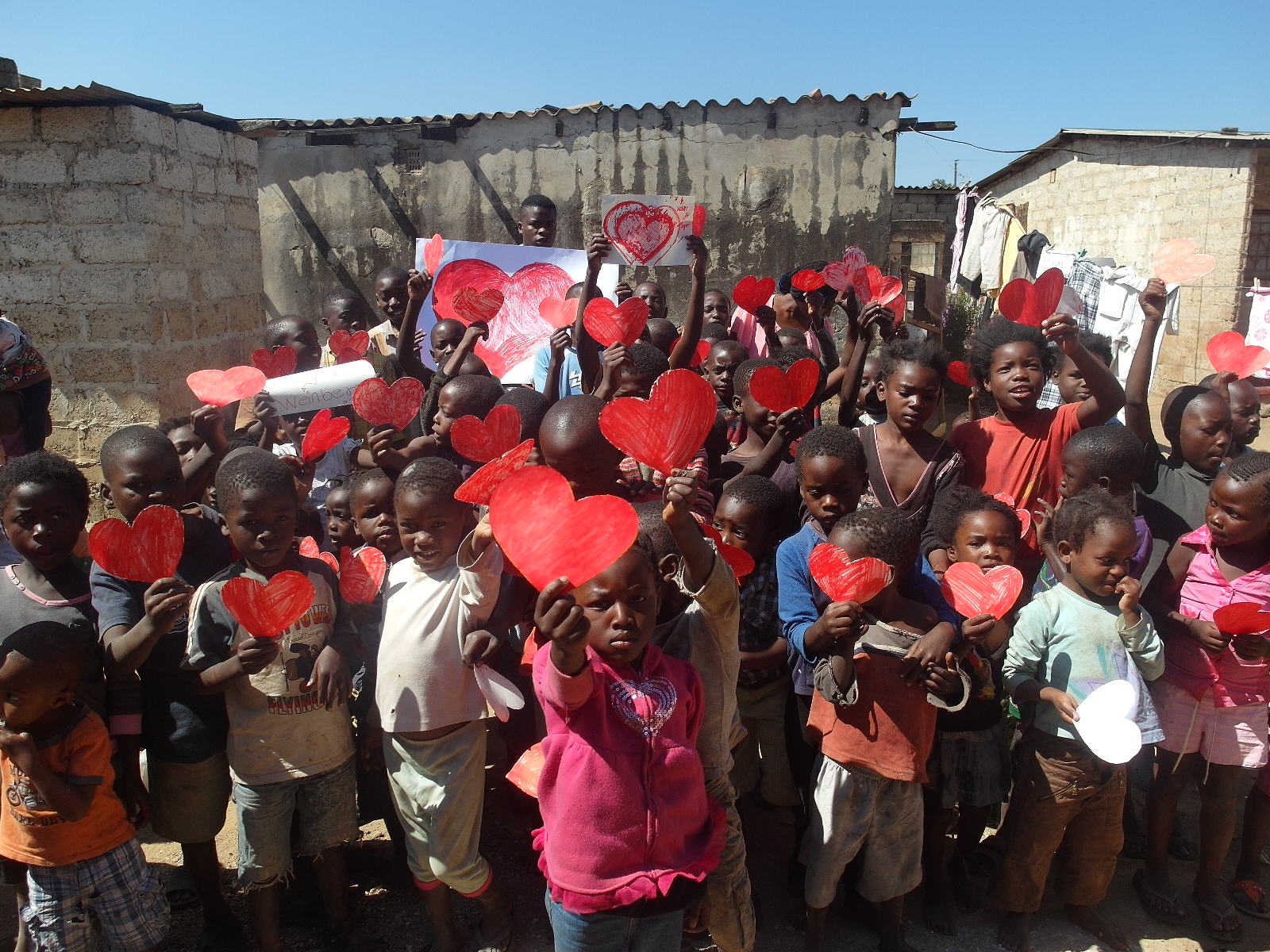 Kalingalinga Primary school schildren being students with heart